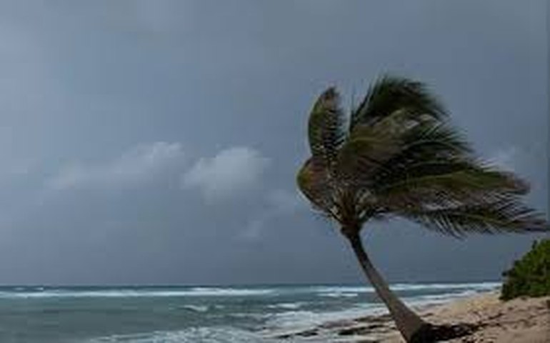 Tempestade tropical Ernesto se torna furacão e gera fortes ondas na Costa Leste americana