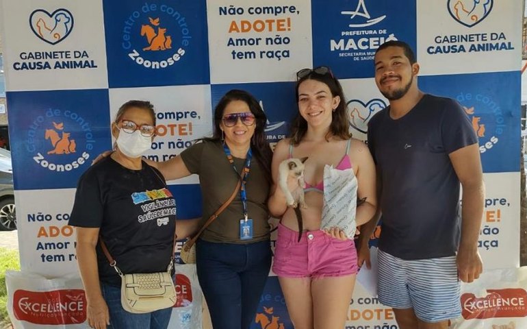 Feira de Adoção da Prefeitura de Maceió assegura lares para sete animais