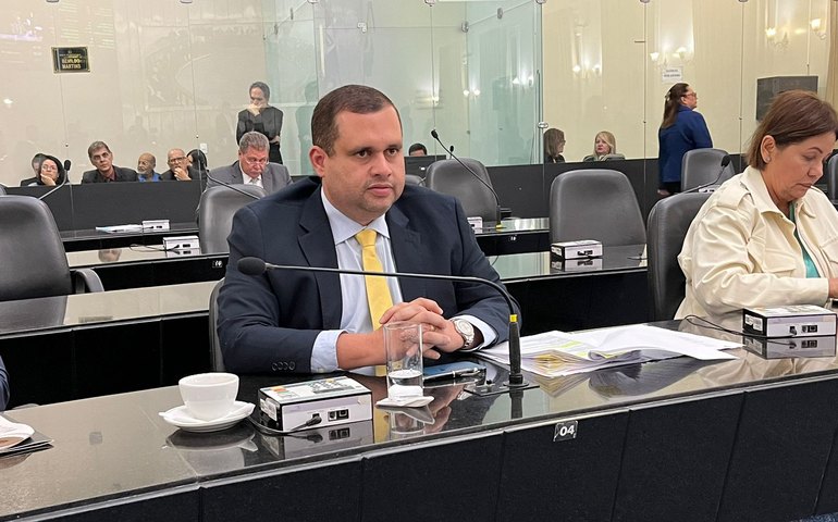 Fernando Pereira pede ação do Estado para que população não sofra com paralisações de obras e serviços