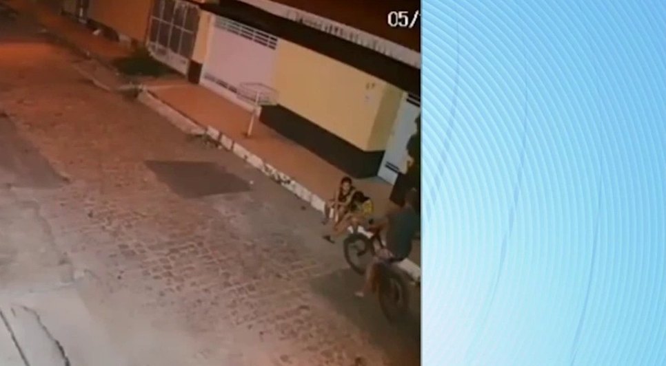 Homem chegou e fugiu do local pedalando em uma bicicleta. / Foto: Imagem: Reprodução/TV Atalaia