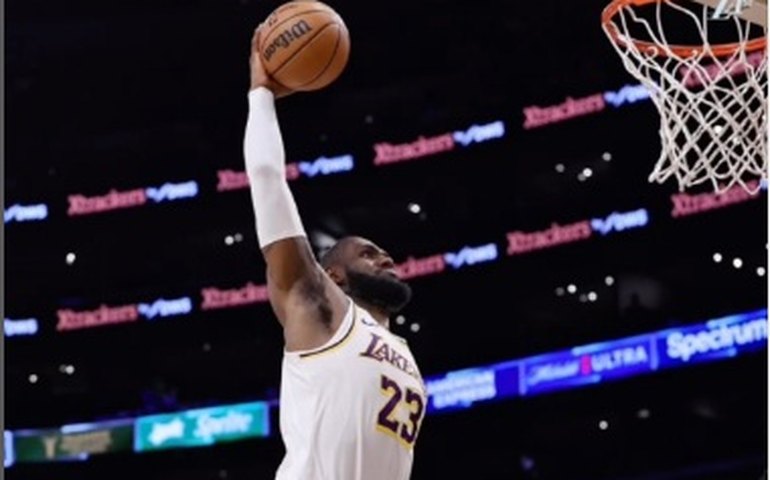 Curry anota 60 pontos, mas Warriors são derrotados na NBA; LeBron comanda triunfo dos Lakers
