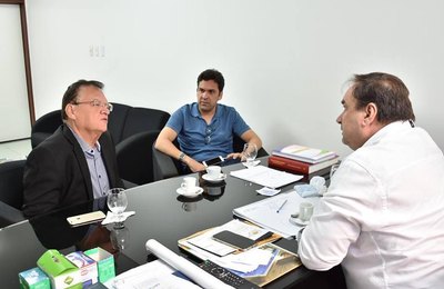Prefeito de Santana se reúne com vice-governador e deputado para tratar do transporte escolar e ginásio de esportes  