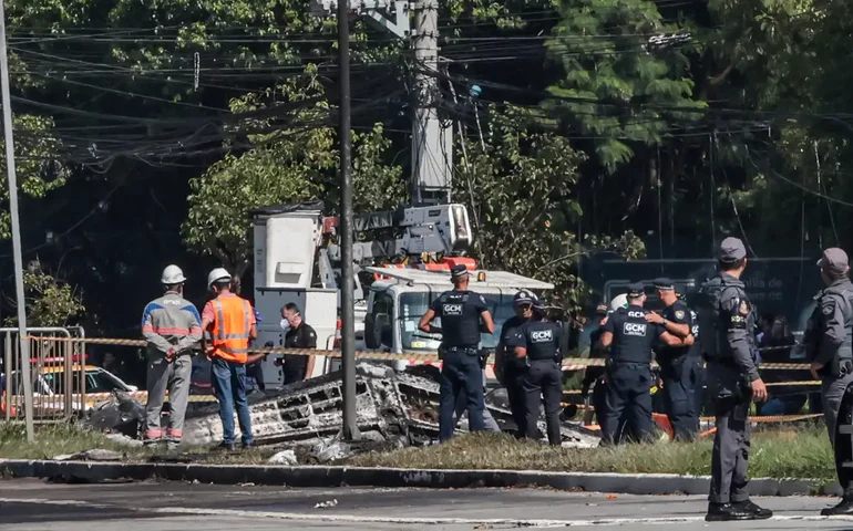 'Difícil não pensar que poderia ter nos atingido', diz motorista sobre queda de avião em SP