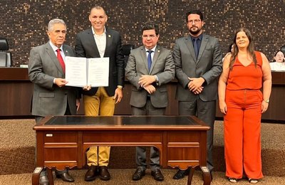 Prefeito Pino assina terma de adesão do município de Campestre ao programa Moradia Legal