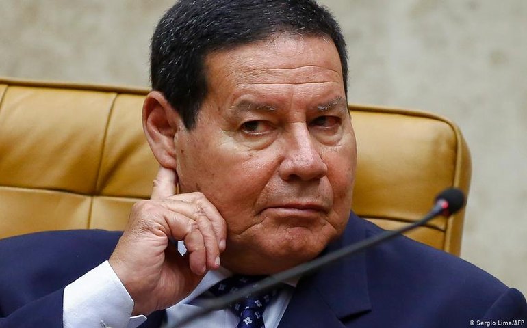 Mourão elogia indicado por Lula para a Defesa: ‘Um nome positivo para o cargo’