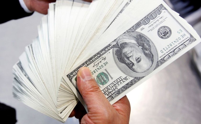 Dólar sobe e se aproxima de R$ 5,10 com cautela pré-Copom e Treasuries