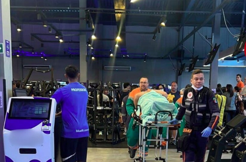 Atleta de musculação relata tensão após barra de 100 kg cair sobre ele durante treino em academia