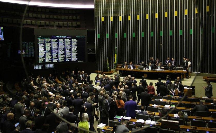 Câmara aprova adiamento das eleições municipais para novembro