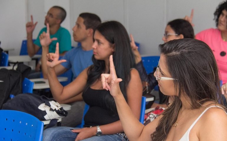 Comissão debate situação dos tradutores intérpretes de Libras em instituições federais