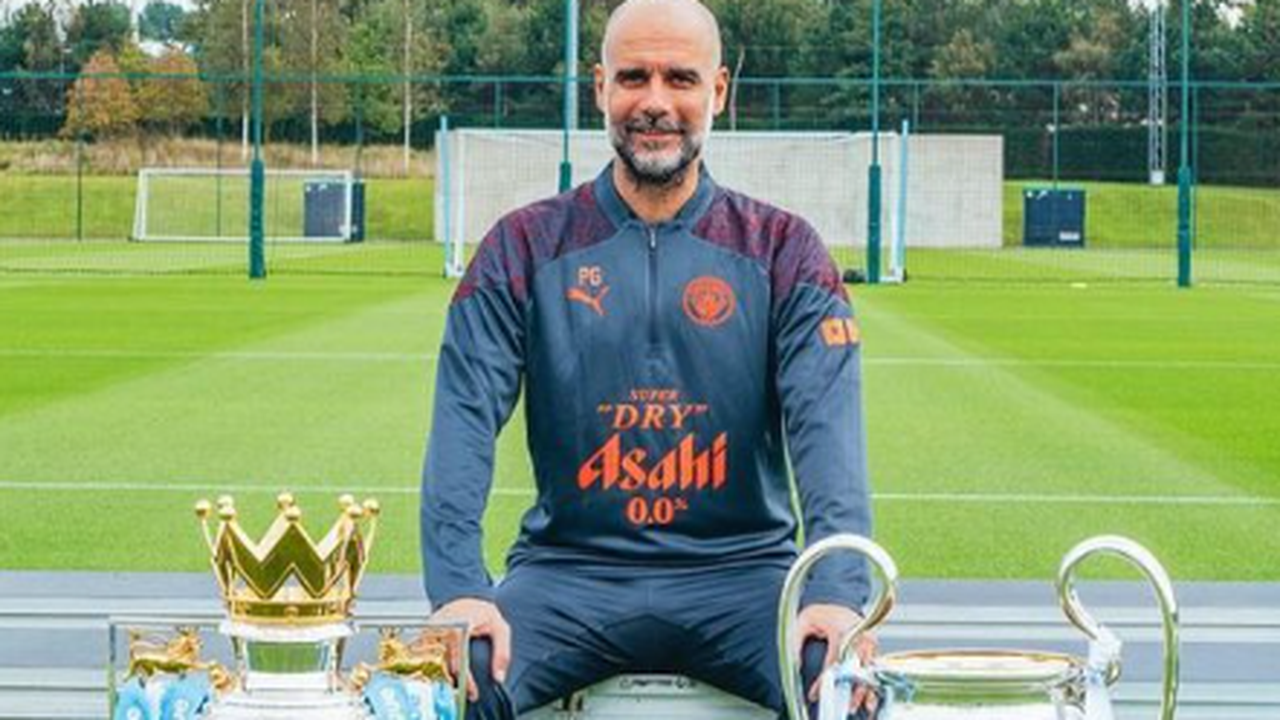 Guardiola assina livro especial de condolências a Bobby Charlton e prega paz no clássico