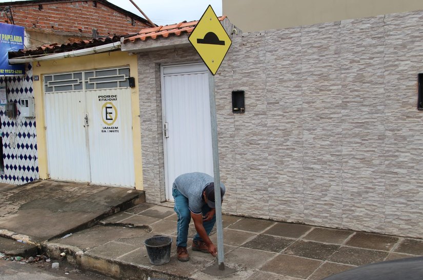 Prefeitura de Coruripe realiza instalação de placas de lombada em vários pontos da cidade