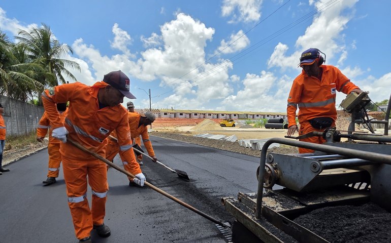 Prefeitura conclui último trecho de pavimentação da Av. Senador Arnon de Melo