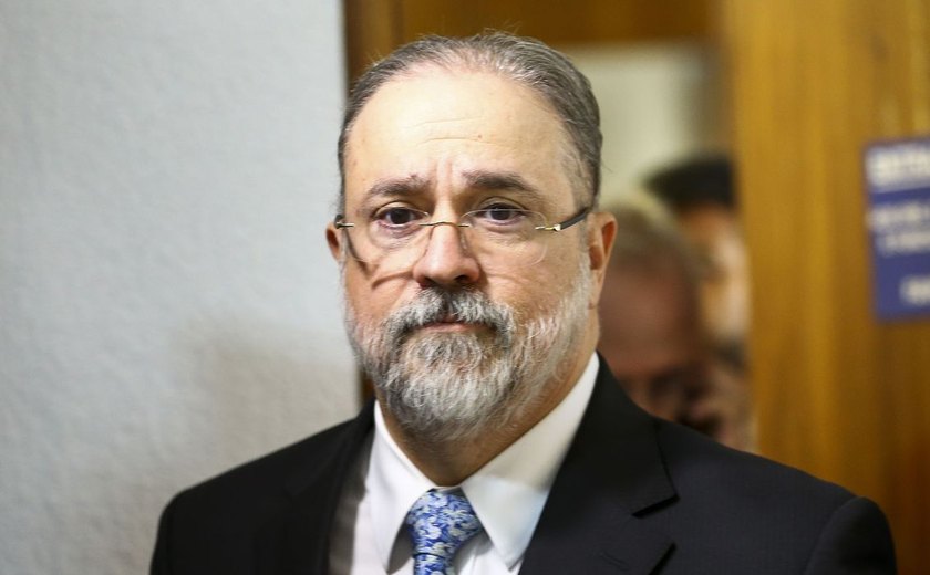 Aras defende arquivamento de notícia-crime de Ciro contra Bolsonaro e Mendonça