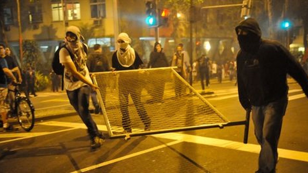 Governo vai propor projeto para regulamentar manifestações e inibir violência