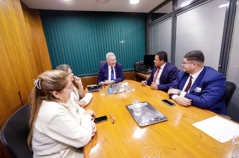 Prefeita Tia Júlia solicita novos recursos para Saúde e Agricultura em reunião com deputado federal Paulão
