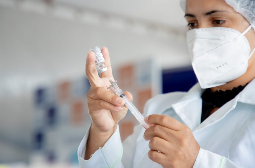 Gestantes e puérperas que tomaram 1ª dose da Astrazeneca podem tomar 2ª dose da Pfizer