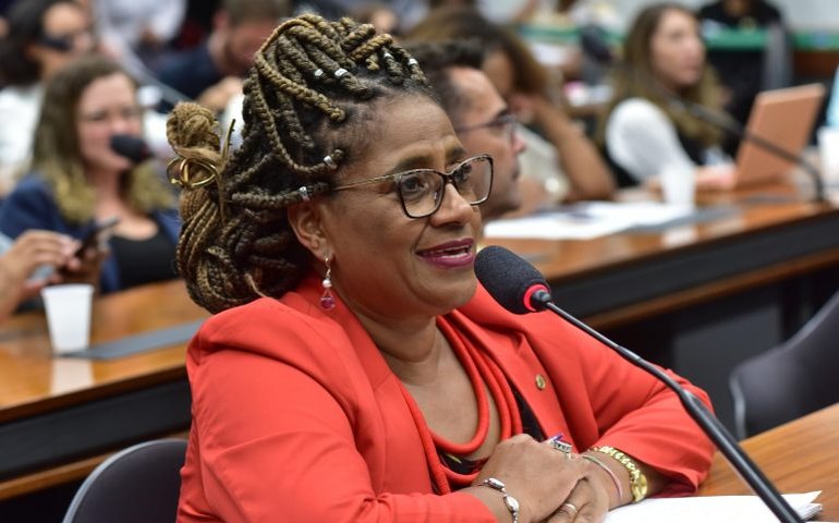 Comissão aprova projeto que exige sinalização “60+” ou “80+” para indicar direitos de pessoas idosas