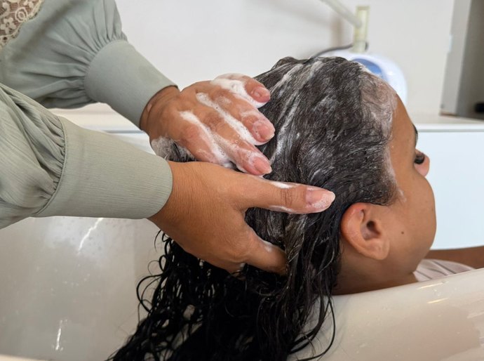 Plástica dos fios ganha espaço no verão como aliada contra danos do sol, sal e cloro