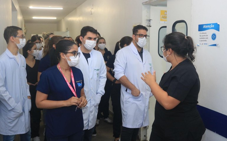 Hospital Ib Gatto Falcão recebe alunos de medicina para prática experimental em clínica médica