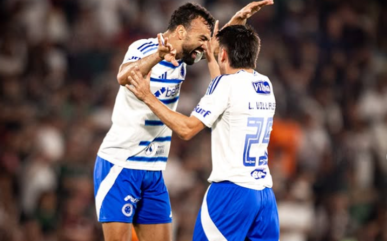 Cruzeiro vence Flu no Maracanã em despedida de Arias e assume liderança do Brasileirão