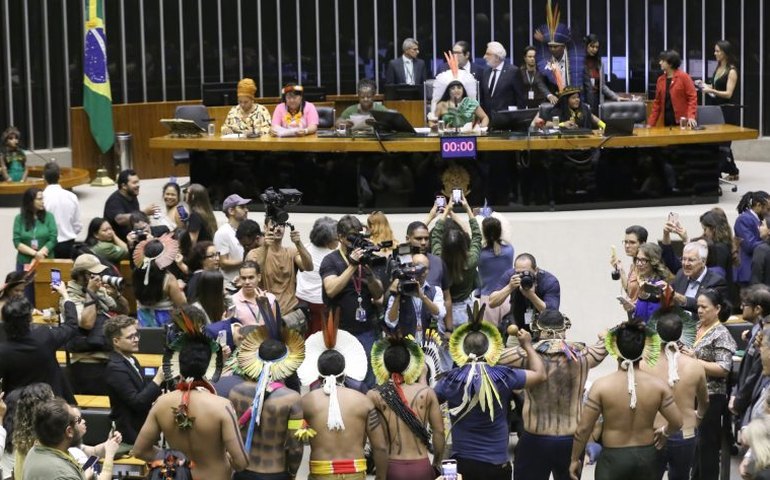 Indígenas pedem demarcação de terras em sessão de homenagem ao Acampamento Terra Livre