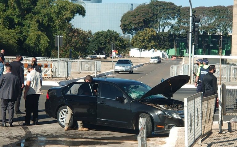 Carro do comboio presidencial se envolve em acidente em frente ao Planalto