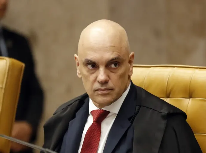 Alexandre de Moraes suspende visitas de Flávio a Bolsonaro na prisão domiciliar