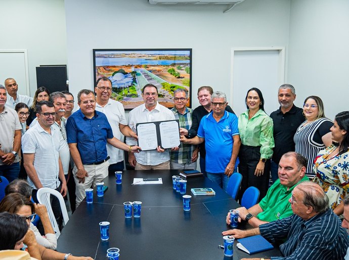 Prefeito Luciano Barbosa lança quarta edição do Terra Pronta e assina convênio de R$ 700 mil para associações comunitárias