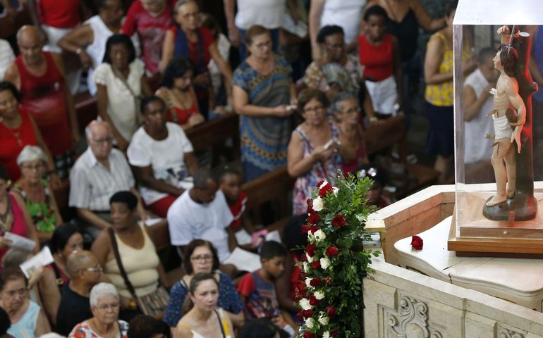 Devotos de São Sebastião aproveitam feriado no Rio para renovar fé