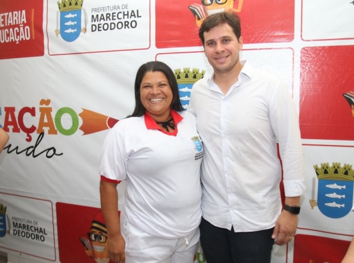 Merendeiras das escolas municipais participam de capacitação e recebem fardamento
