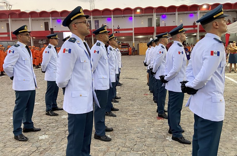 Turma Pioneiros conclui Curso de Formação de Oficiais do CBMAL em solenidade militar