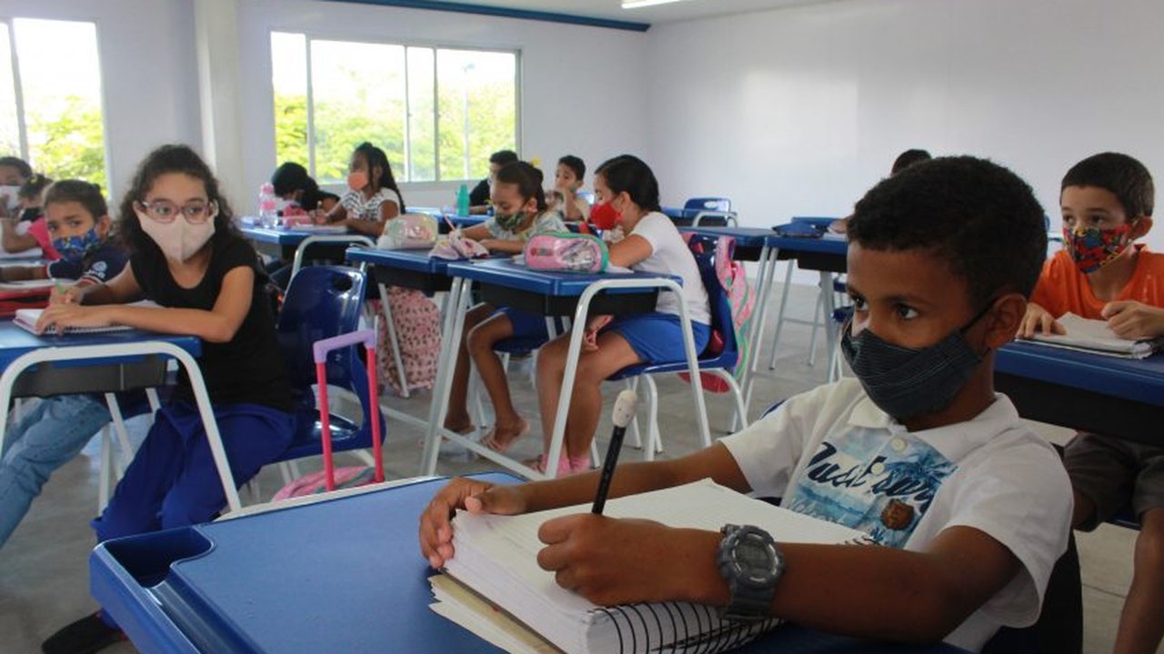 Formadores passam por capacitação para auxiliar professores na escrita matemática em escolas municipais