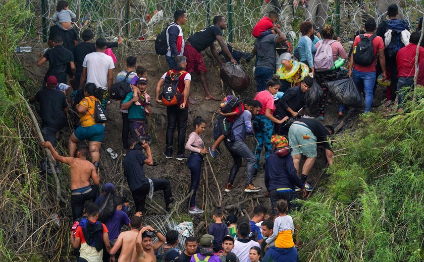 Cenas de ansiedade e cansaço são registradas ao longo da fronteira dos EUA com o México