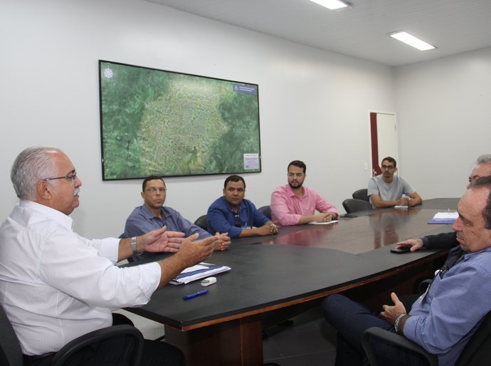 Teófilo se reúne com Caixa buscando soluções para obras inacabadas