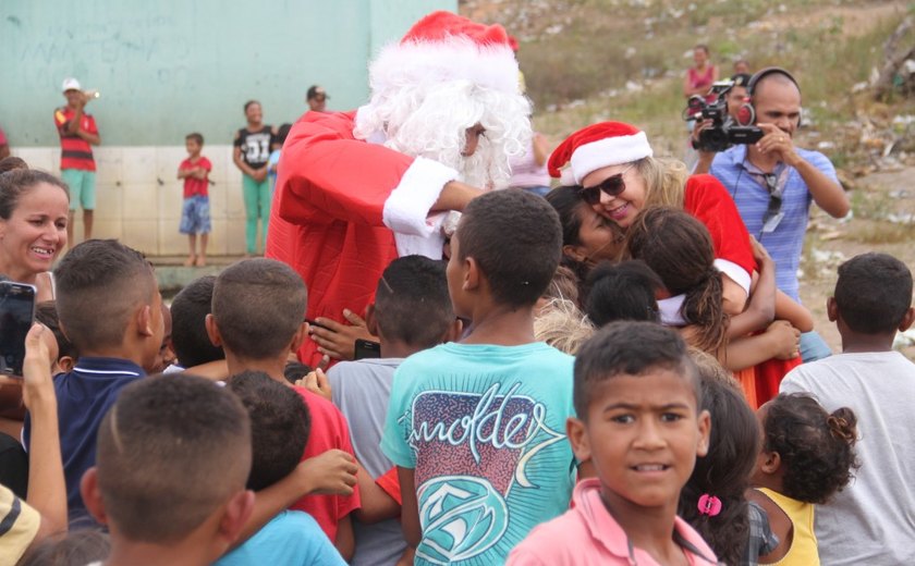 Papai Noel da PM distribui presentes e faz a alegria das crianças da creche Sebastiana Guimarães