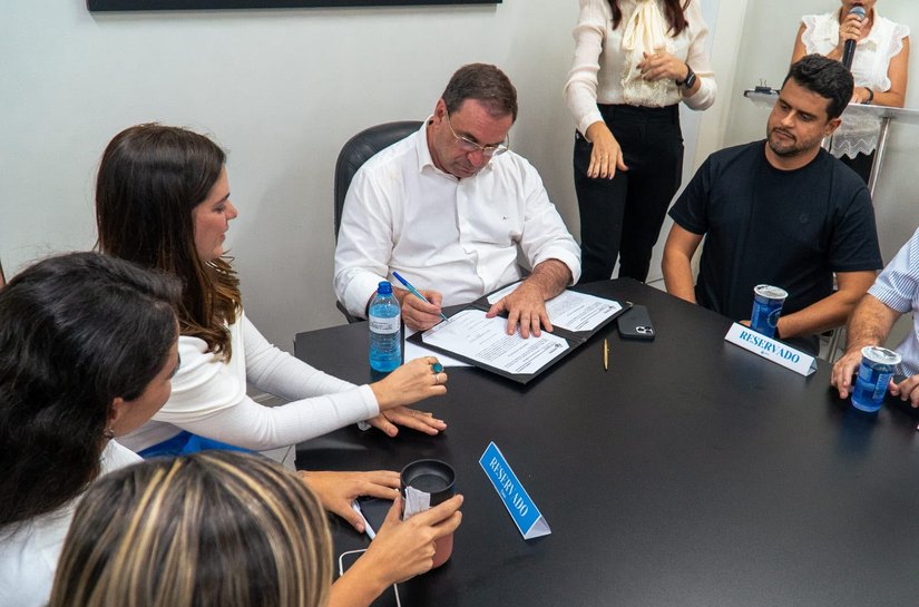 Prefeito Luciano Barbosa assina ordem de serviço para obras de drenagem e pavimentação entre o Povoado Canaã e a Tabela
