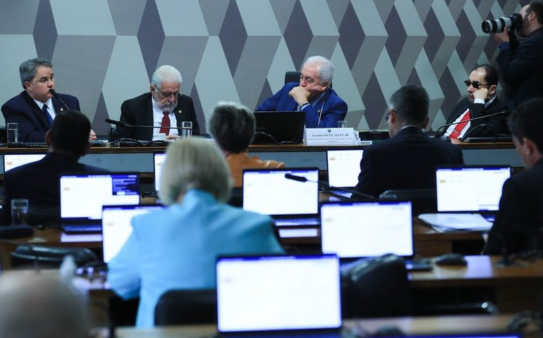 CCJ do Senado adia votação sobre fim da reeleição para presidente