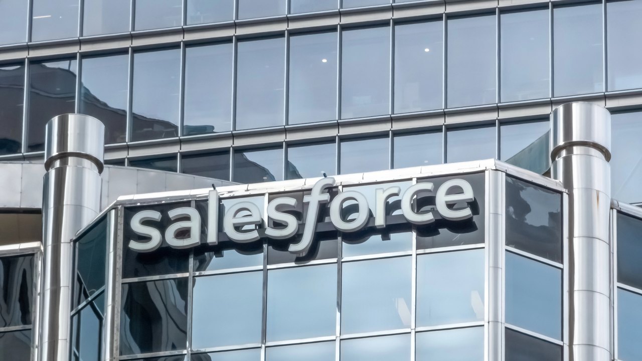 Salesforce dobra lucro e eleva previsões