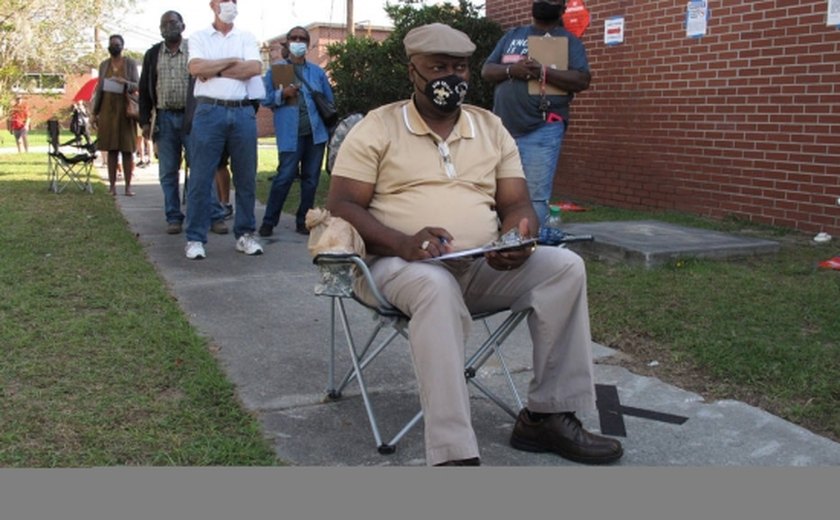 Negros enfrentam horas de fila para votar antecipadamente na Geórgia