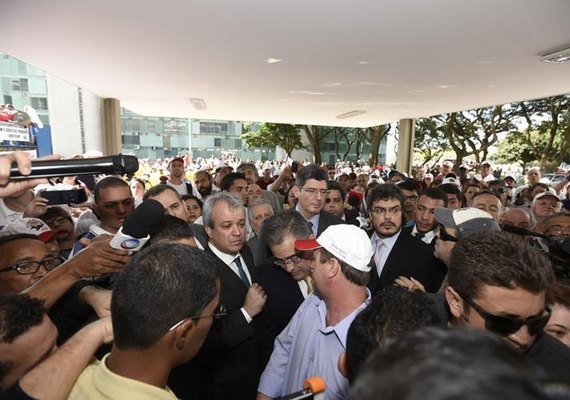 Em meio a tumulto, ministro Joaquim Levy negocia com manifestantes