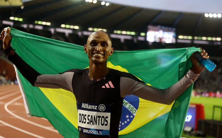 Corredor Alison dos Santos, o Piu, conquista troféu em Bruxelas