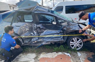 Polícia Científica pericia carros envolvidos em acidente na Santa Amélia