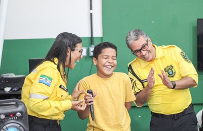 Crianças do 1º ao 5º anos de escola municipal recebem instruções sobre segurança viária