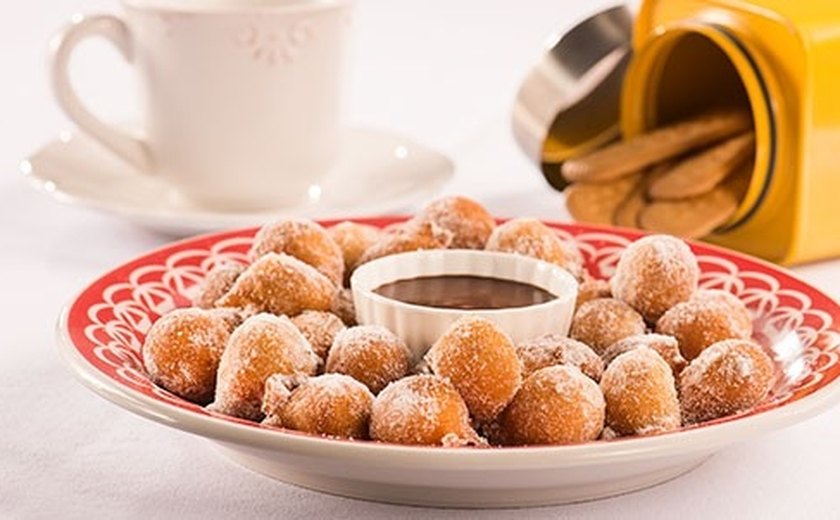 Aprenda como fazer bolinho de chuva com toques especiais