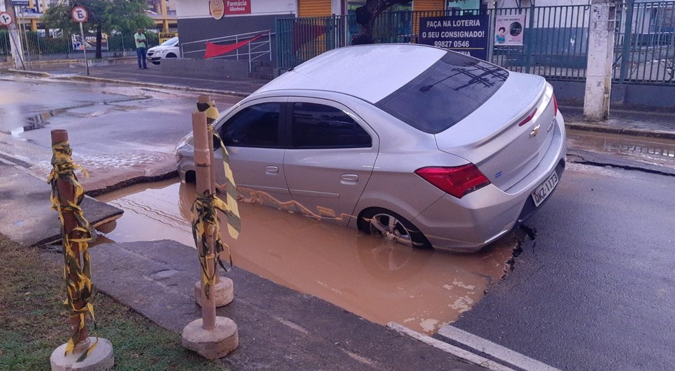 Carro cai em cratera após vazamento de água na Zona Sul de Aracaju; VÍDEO