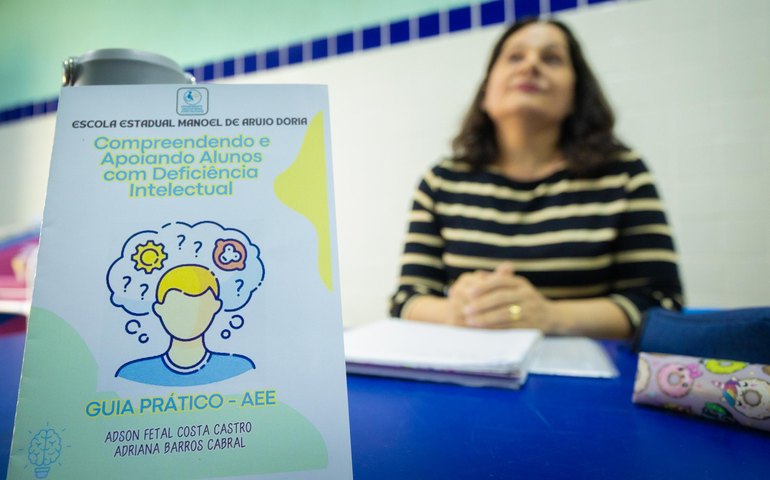 Escola estadual lança guia para auxiliar professores no atendimento a alunos com deficiência intelectual