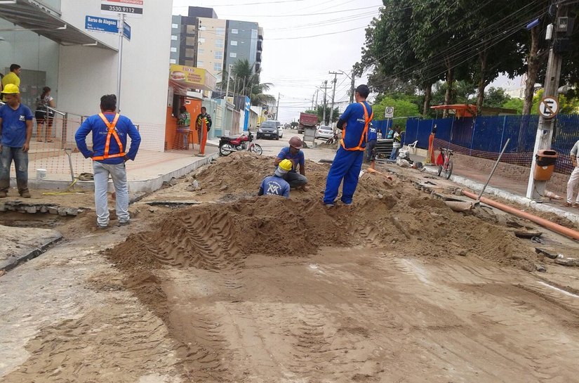 Equipes da Prefeitura trabalham na recuperação de ruas de Arapiraca, após temporal
