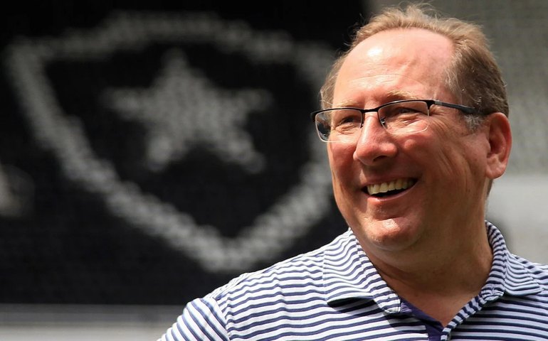 John Textor, dono da SAF do Botafogo, avança na conclusão da compra do Lyon