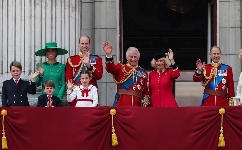 Charles III: internação chega a segundo dia após operação de próstata