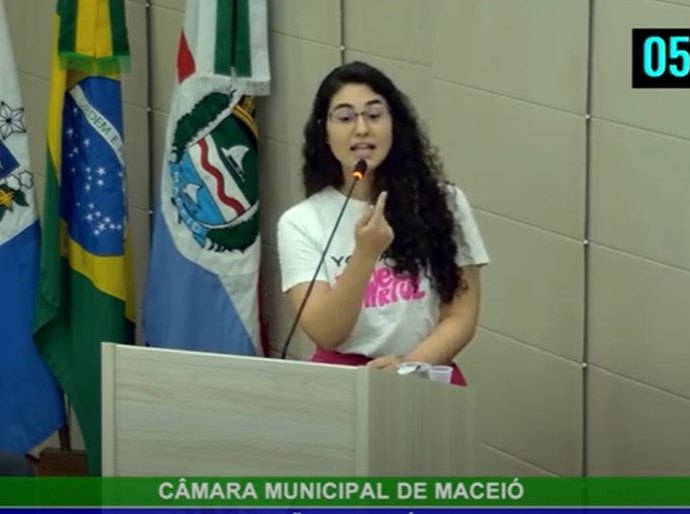 “O privado deve ser politizado quando existe violência contra a mulher” diz Teca Nelma em defesa de mulheres vítimas de violência doméstica